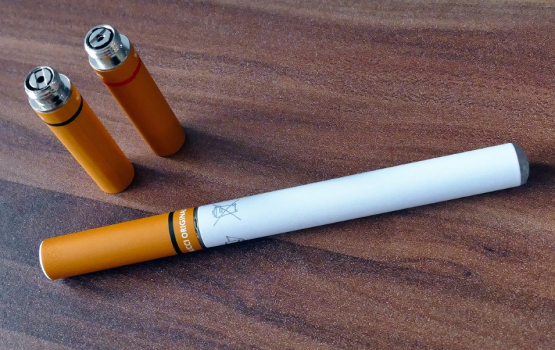 e-cigarette-VARAGES-min_electronic_cigarette_e_cigarette_nicotine_vapor_vaporizer_smoke_tobacco-663282